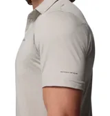 Remera polo Columbia modelo Parsons Point Omni-Shade, color beige, con tecnología de protección solar y absorción de humedad. Cuenta con cuello clásico y cierre frontal de botones.