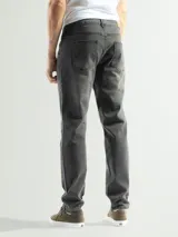 Jean de hombre, color negro, de corte regular y largo estándar. Presenta cierre frontal con botón y bolsillos clásicos.