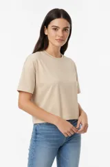 Remera de manga corta de algodón, de corte ancho y cuello a la base en color blanco.