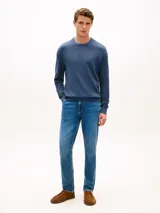 Sweater Tommy Hilfiger de punto texturizado color azul, de corte regular con cuello redondo, puños y bajo de canalé. Cuenta con el logo bordado en el pecho.