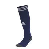 Medias de fútbol Adidas modelo adi 23, color azul marino con las tres rayas características en blanco en el puño superior y logo de la marca en el lateral. Presentan puntera y talón reforzados en color gris.