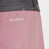 Shorts deportivos Adidas Run It de tiro alto, color rosa palo, con calzóncillo interno de malla y detalles reflectantes.