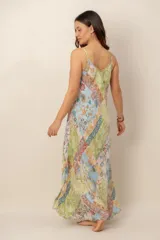 Vestido largo estampado con diseño de mosaico en tonos verde, celeste y beige, con tirantes finos y corte fluido.