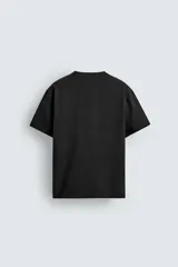 Camiseta de corte regular, cuello redondo y manga corta, confeccionada en tejido de peso medio.