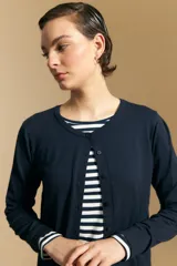 Cardigan negro de tejido suave y liviano, con cierre frontal abotonado y cuello redondo.