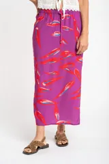 Falda midi de viscosa color fucsia con estampado de hojas rojas y azules.