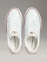 Zapatillas de plataforma Calvin Klein en tono celeste y blanco, con detalles en gamuza y el monograma de la marca en relieve en el lateral, la lengüeta y el talón.