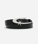 Cinturón masculino de poliuretano color negro, con diseño liso y hebilla metálica plateada con detalle de estrella.