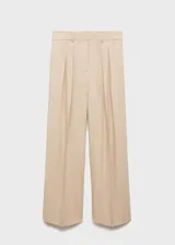 Pantalon de corte wideleg color beige, con tiro medio, detalle de pinzas frontales, trabillas para cinturon y cierre frontal con boton, gancho y cremallera.