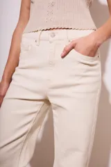 Pantalón de jean color crudo, corte recto, tiro medio, confeccionado en algodón peinado con elastano.