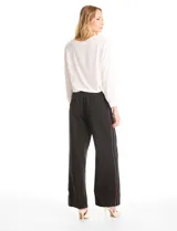 Pantalon de corte wide leg en color gris, con cintura elastizada y franjas laterales en contraste. Presenta un diseño de pierna recta y holgada.