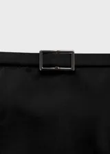 Top de bikini negro con diseño de cuello halter y detalle de hebilla metálica decorativa en el centro del escote.