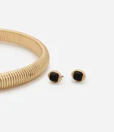 Conjunto de collar gargantilla dorado con textura acanalada y caravanas botón con resina negra.