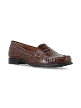Mocasines de cuero con textura de cocodrilo en color marrón chocolate, con diseño clásico de antifaz y suela plana de goma negra.