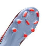 Championes de fútbol Nike Phantom 6 Low Academy, con diseño de corte bajo en color celeste y detalles en rojo y negro. Presentan una estructura texturizada para un mejor control del balón y suela con tapones para tracción en césped.