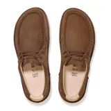 Zapato bajo Birkenstock modelo Pasadena, confeccionado en cuero nobuk color marrón oscuro, con cordones y suela de goma en contraste.