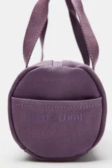 Bolso tipo mini bowling de la colección especial Fruit of the Loom x Zara, color lila, con doble asa de mano, cierre de cremallera y bolsillos exteriores en los laterales.