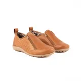Zapato plano de cuero negro con diseño calado, cierre lateral diagonal y tira trasera para facilitar el calce.