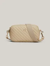 Bandolera Tommy Hilfiger color beige con diseño acolchado en diagonal y logo de la marca en dorado al frente.