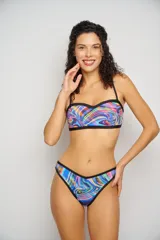 Conjunto de bikini con estampado multicolor, compuesto por un corpiño bandeau con tirantes finos y una bombacha vedetina con cintura en forma de V.