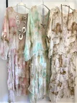 Vestido dos en uno confeccionado en seda italiana, con capa superior de calce amplio y falda con volados que aportan movimiento. Incluye forro en algodón elastizado que se adapta cómodamente a distintos talles. Un diseño versátil y liviano, ideal para eventos, días de calor o looks más relajados según cómo lo combines.