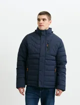 Campera acolchada de color azul marino con cierre frontal y botones a presión. Presenta cuello alto, bolsillos laterales con cierre y un bolsillo superior con cierre, todos con detalles en color naranja.