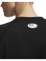 Remera de compresión Under Armour HeatGear de manga corta y color negro, con cuello redondo y ajuste ceñido al cuerpo. Cuenta con el logo de la marca estampado en el pecho en color blanco.
