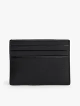 Tarjetero de piel granulada color negro, con múltiples ranuras exteriores para tarjetas y parche frontal con logo en relieve e insignia esmaltada de la marca Tommy Hilfiger.