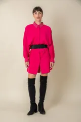 Camisa larga italiana fucsia con tachas en cuello y puños, manga dolman con puño importante y botones forrados. Diseño oversize que va desde un talle L hasta un talle 1X.