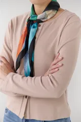 Cardigan negro de algodón con cuello redondo, cierre frontal de botones y costuras en contraste color ocre.