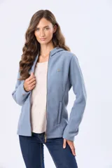 Campera de polar azul con cierre frontal, capucha integrada y bolsillos laterales. Presenta un diseño entallado con logo bordado en el pecho.