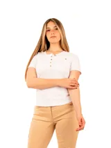 Remera blanca de manga corta con cuello redondo y botonadura parcial.