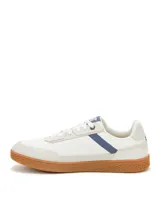 Sneaker Caterpillar modelo Pause Retro, de diseño minimalista con exterior en lona blanca y detalles en gamuza. Presenta suela de goma color caramelo con textura de panal y logo de la marca en el lateral y la lengüeta.