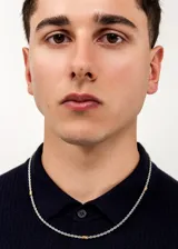 Cadena plateada de acero quirúrgico hipoalergénico con eslabones tipo tourbillón.