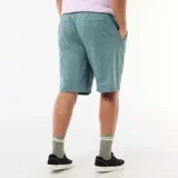 Bermuda ligera de color verde oscuro, de corte recto y diseño liso, con cuatro bolsillos.
