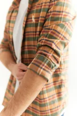 Camisa de manga larga a cuadros en tonos tierra y verde, confeccionada en algodón peinado.