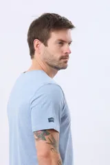 Remera lisa de manga corta y cuello redondo, color gris oscuro, de calce cómodo con pequeño logo bordado en el pecho.