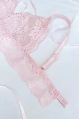 Bralette de encaje color lila, sin aros, con breteles elásticos regulables y diseño de puntilla elastizada.