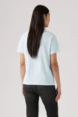Remera celeste de manga corta con escote en V y corte clásico.
