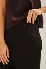 Pantalon de corte recto y tiro alto, confeccionado en tejido de viscosa y poliamida, con diseño liso y caída fluida.