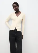 Pantalón de jean negro de tiro medio, con diseño estilo barrel o balloon, corte amplio y cinco bolsillos.