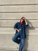 Sobrecamisa de jean azul con corte oversize.
