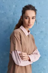 Remera de manga corta blanca, con cuello redondo y calce relajado.