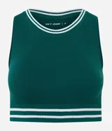 Top deportivo de microfibra seamless en color verde oscuro, con cuello redondo y diseño alargado. Presenta detalles de rayas blancas contrastantes en el cuello y en el borde inferior.