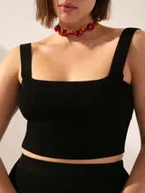 Top negro al cuerpo de hilado net de mano fría, largo a la cintura con breteles.