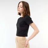 Camiseta corta de tejido de canalé en color negro, con cuello redondo, mangas cortas y detalle de nudos laterales.