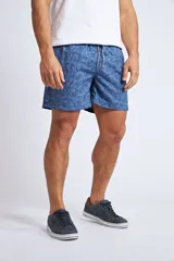 Short de baño con estampado floral en tonos celestes, cuenta con cintura elástica con cordón ajustable, bolsillos laterales y bolsillo trasero.