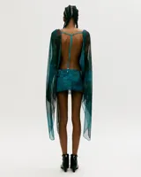 Minivestido azul con estampado abstracto, escote en V con detalle metálico y mangas largas acampanadas de tul.