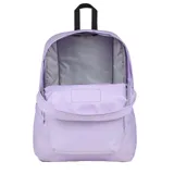 Mochila Jansport Superbreak de 26 litros, color lila con bolsillo frontal con cierre y el parche clásico de la marca en la parte delantera.