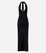 Vestido midi de color negro con escote halter y detalle metálico en el busto. Presenta fruncidos laterales que realzan la silueta y un diseño elegante y ajustado.